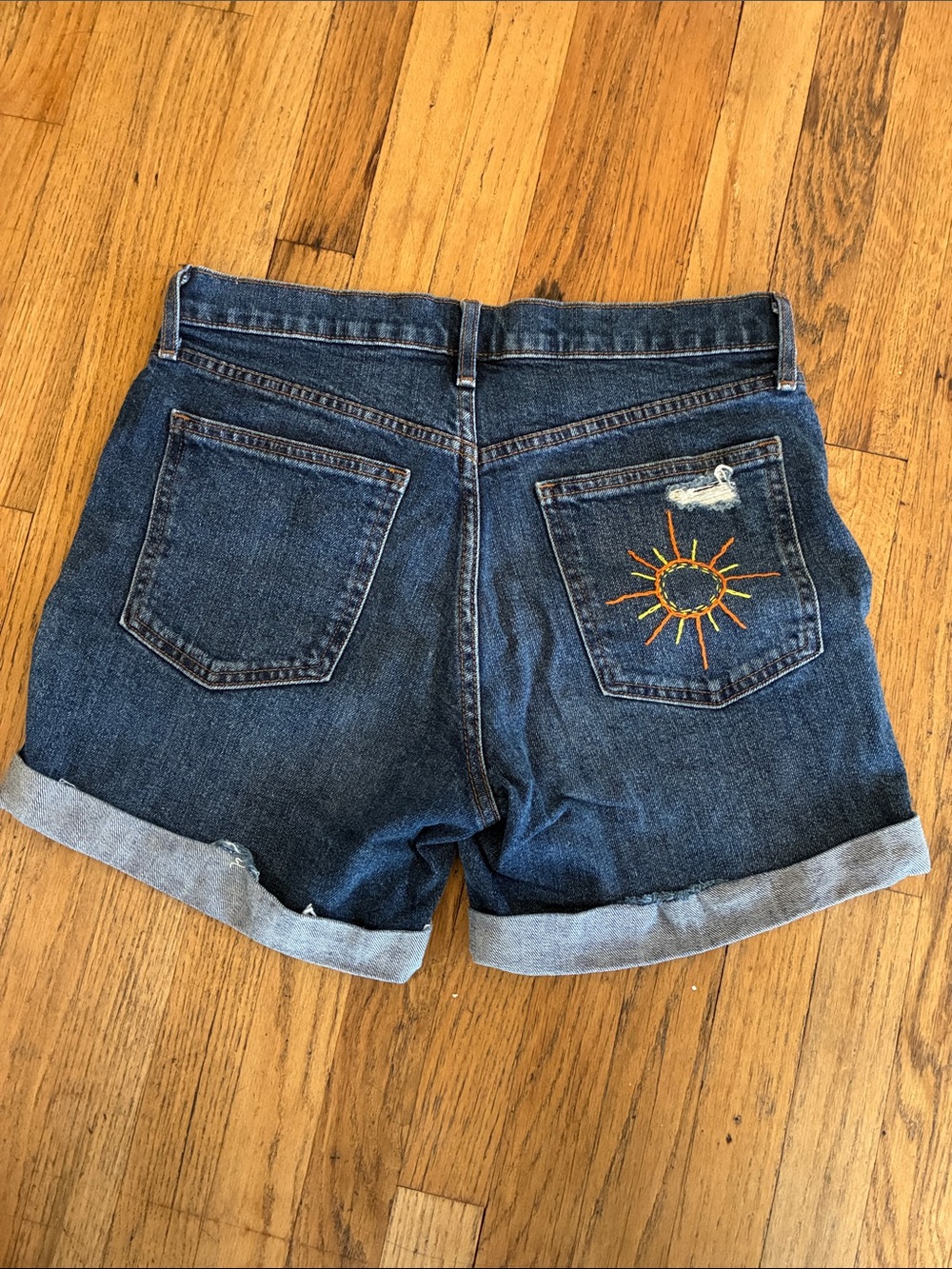 GAP Dark Wash Custom Embroidered Denim Shorts with Floral Accents - Blue size 28 - Picture 2 of 9